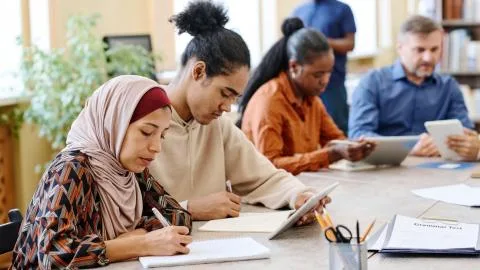 La mentoría social protege la salud mental de los jóvenes migrantes frente al racismo