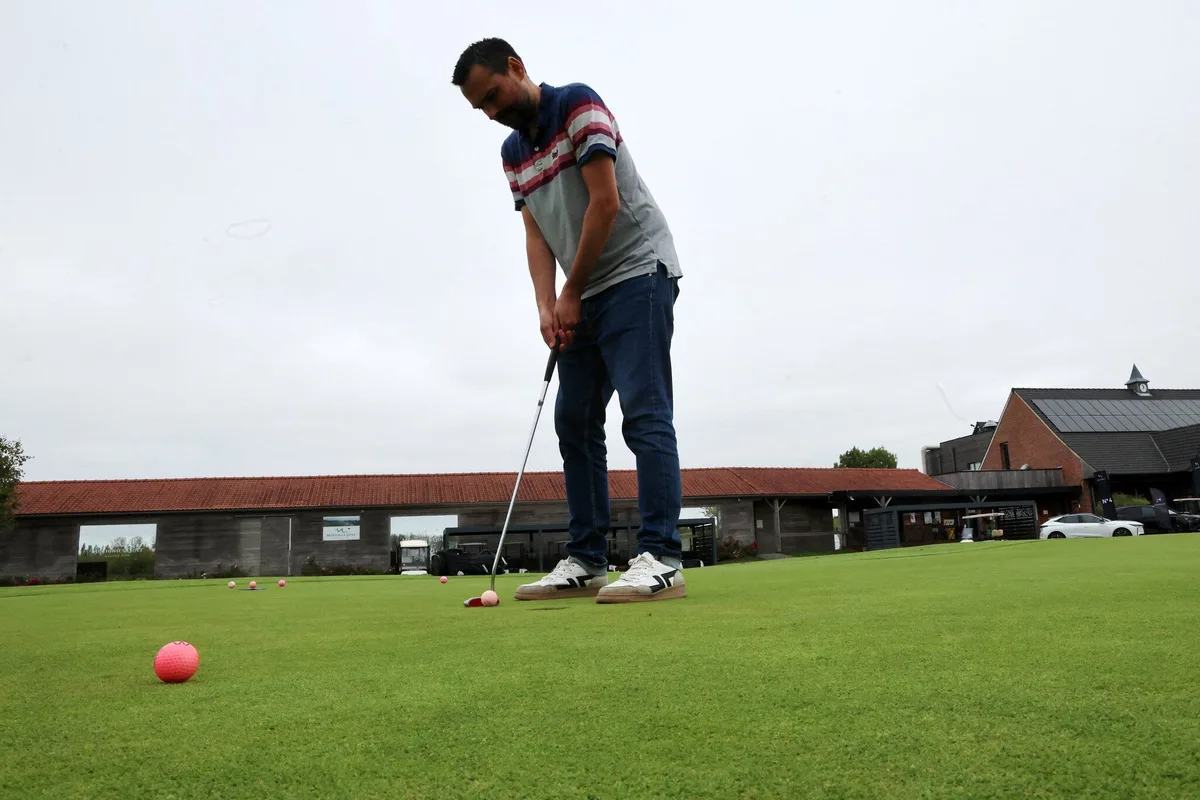 Comment le golf tente d’attirer un public plus jeune malgré ses défis écologiques