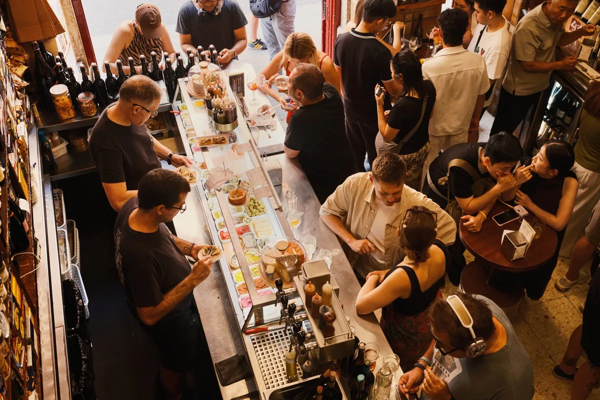 En Barcelona puedes encontrar el lugar perfecto para disfrutar un vermut y aperitivos