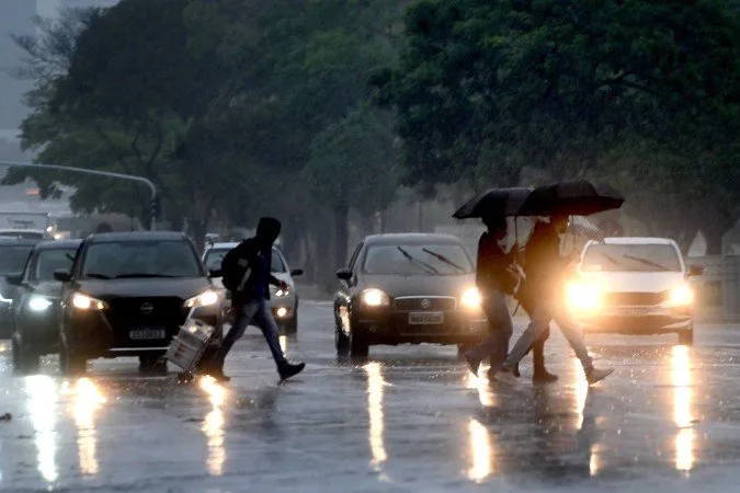 Ciclone extratropical traz tempestades e derruba temperaturas no Brasil