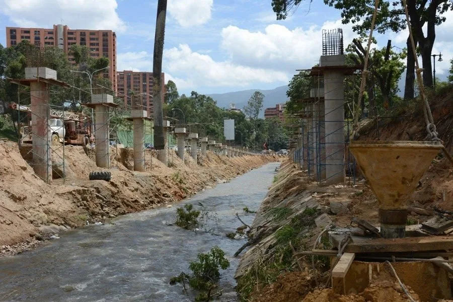 Desbordamiento del río El Valle reabre críticas sobre el diseño de la ampliación de la Valle-Coche