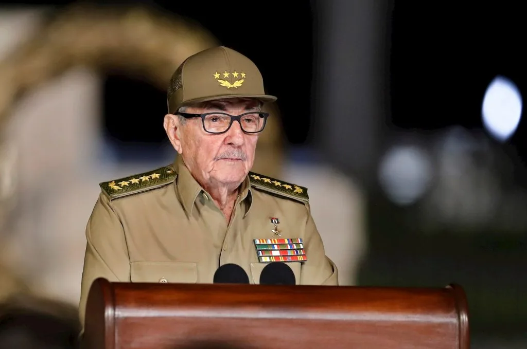 Raúl Castro reaparece vivito y coleando en un acto público