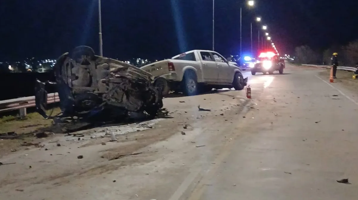 Córdoba: un choque frontal entre un auto y una camioneta dejó tres muertos