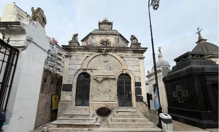 Marcha atrás para la bóveda-gift shop en el cementerio de la Recoleta: una medida cautelar anuló la licitación