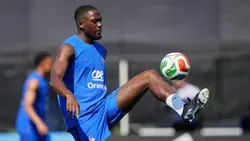 Mais problemas para Mourinho: Konaté lesiona-se no treino da seleção francesa