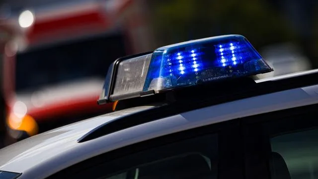 Diskriminierung: Mann beleidigt und bedroht Jugendlichen mit Wurfbeil