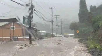 Chuvas e cortes de energia devido ao primeiro furacão a atingir Havai desde 1992