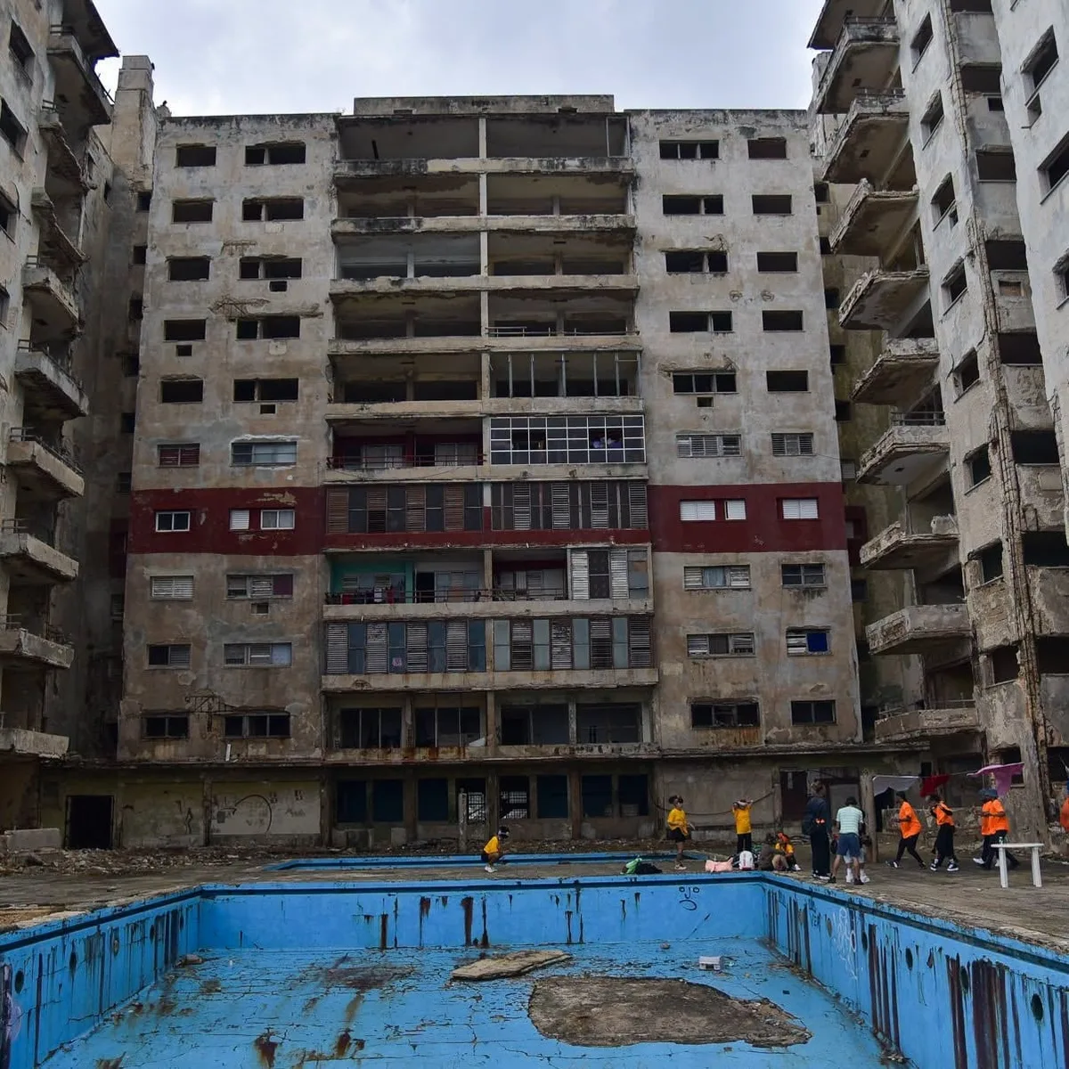 Edificio Riomar pasó del lujo residencial a las ruinas en medio de la crisis habitacional que golpea La Habana