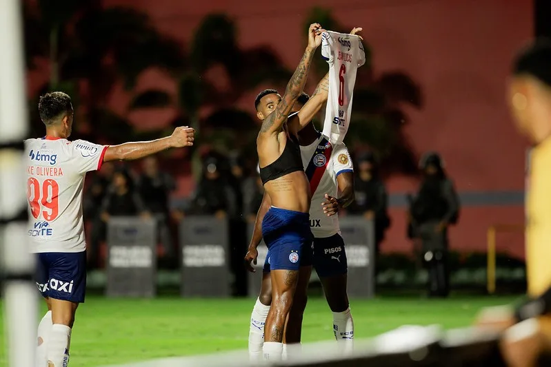 Cacá, do Vitória, se manifesta pela primeira vez após tentativa de rasgar camisa do Bahia