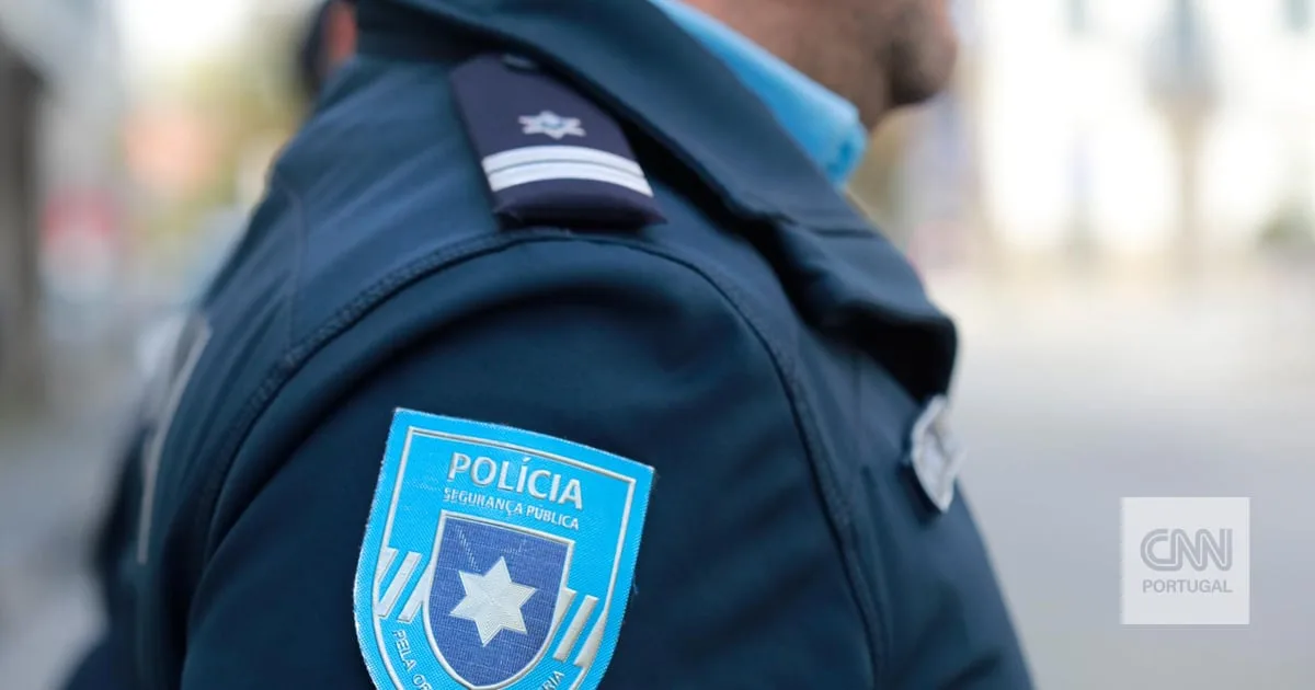 Três assaltantes armados roubam duas ourivesarias em poucos minutos