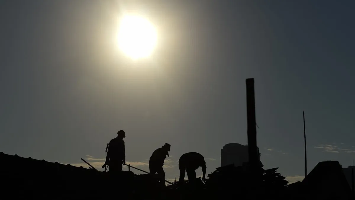 Arrêt du travail au-delà de 35°C, calcul de l'humidité, chômage partiel, congés climatiques: comment font nos voisins européens pour protéger les salariés de la chaleur