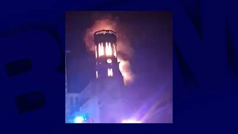 "Ça a tremblé": dans l'Aveyron, le clocher d'une église frappée par la foudre prend feu