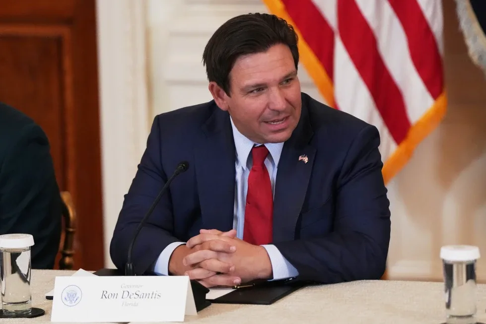 Gran jurado determinó que el Gobierno de DeSantis en Florida desvió indebidamente 10 millones de dólares