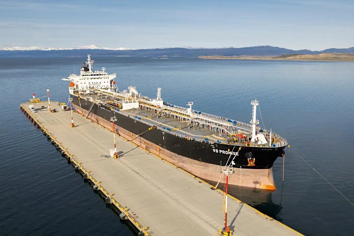 Un petrolero de bandera británica amarró en el puerto intervenido por la Nación en Ushuaia y reavivó la tensión con la provincia