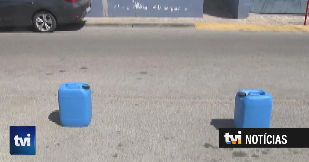Marcar lugar à porta de casa com garrafões é moda em Monte Gordo. Mas é ilegal