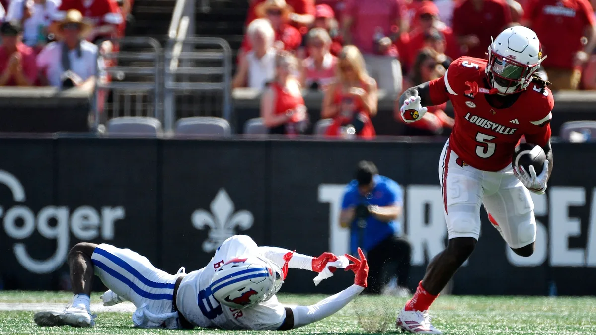 Big plays late push No. 23 Louisville past No. 16 SMU, 41-31
