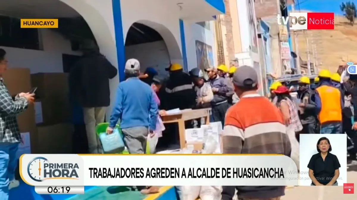 Cerca de 20 obreros irrumpen en municipalidad de Huancayo y sacan a empujones al alcalde por reclamo de deuda