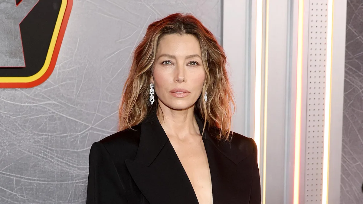 Jessica Biel interpellée par la veuve de Hugh Hefner à cause d’un film sur « Playboy »