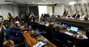 Fim da escala 6×1 avança no Senado e fica nas mãos de Alcolumbre
