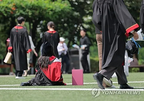 2030 새 일자리 역대 최소…'바늘구멍' 뚫어도 월급 뒷걸음질