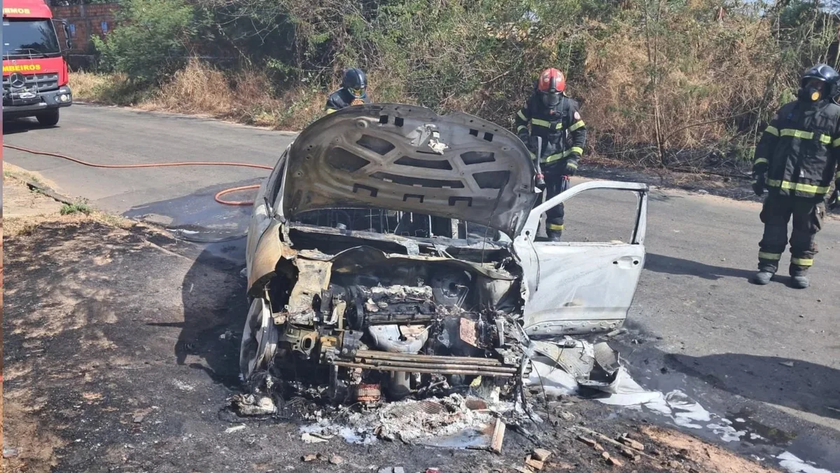 Carro pega fogo após motorista perder controle da direção em São Luís; uma pessoa fica ferida