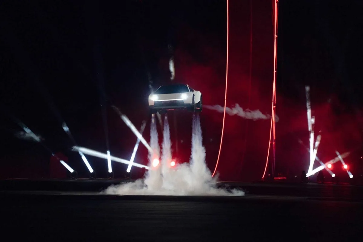 « Le futur a bien des voitures volantes » : Elon Musk dévoile enfin son Tesla Roadster
