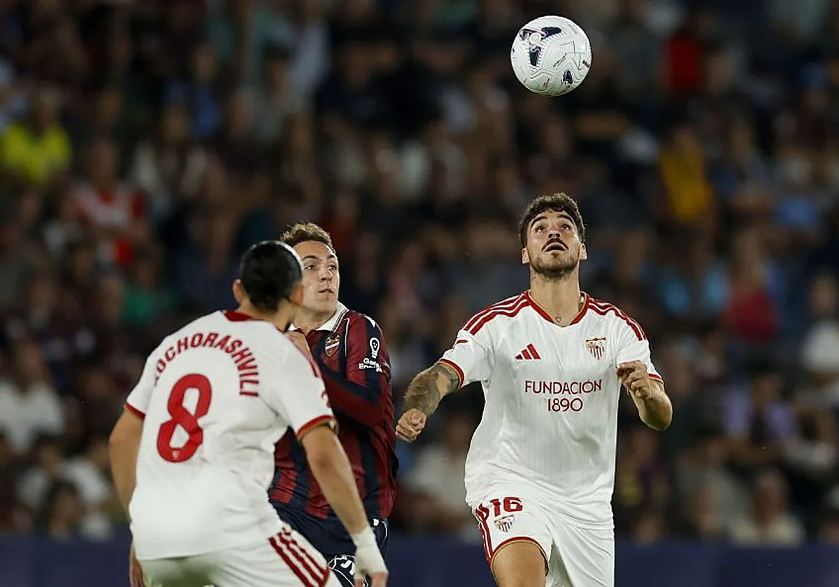 La polémica expulsión de Isaac Romero tras marcar en el Levante UD - Sevilla FC: «El árbitro ha decidido castigarnos»