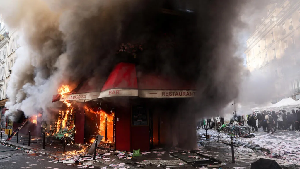 Affrontements, incendies ... Scènes de chaos à l'issue des manifestations contre la "vie chère"