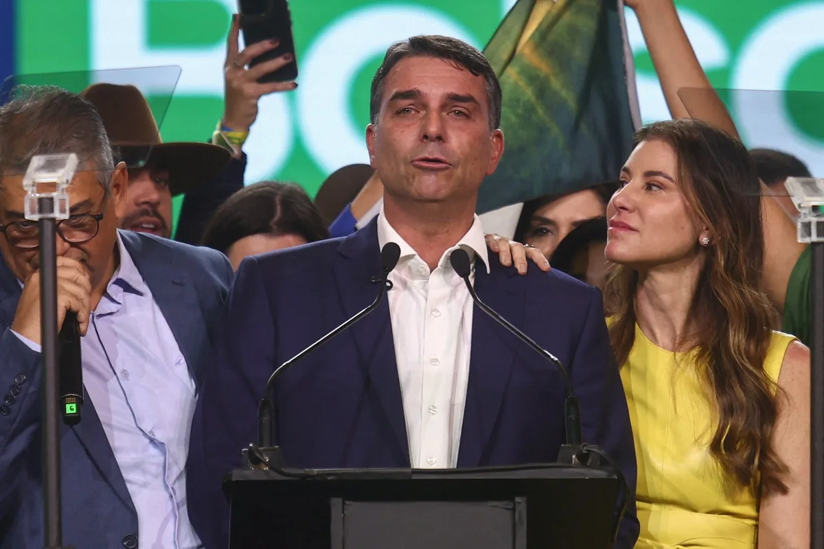 Flávio Bolsonaro fala em 'alternativa liberal, conservadora e defende reforma do judiciário