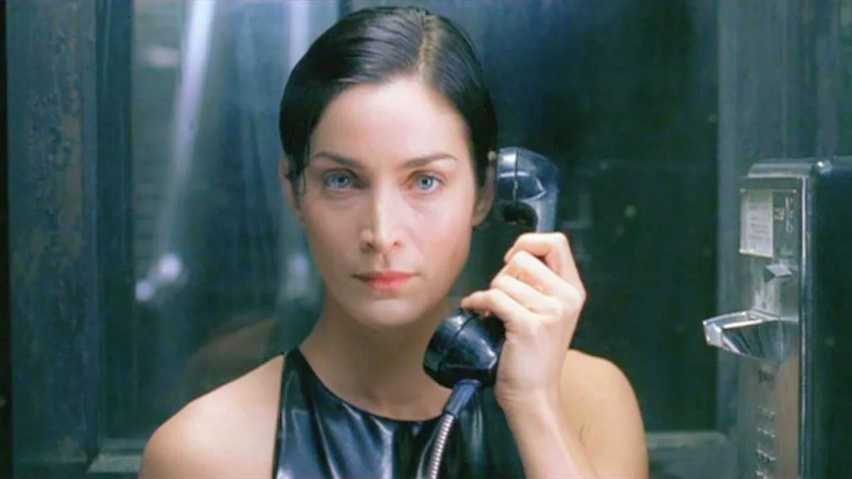 27 ans après Matrix, Carrie-Anne Moss dans un thriller fantastique avec la révélation de Heated Rivalry... et la série arrive le 23 octobre prochain !