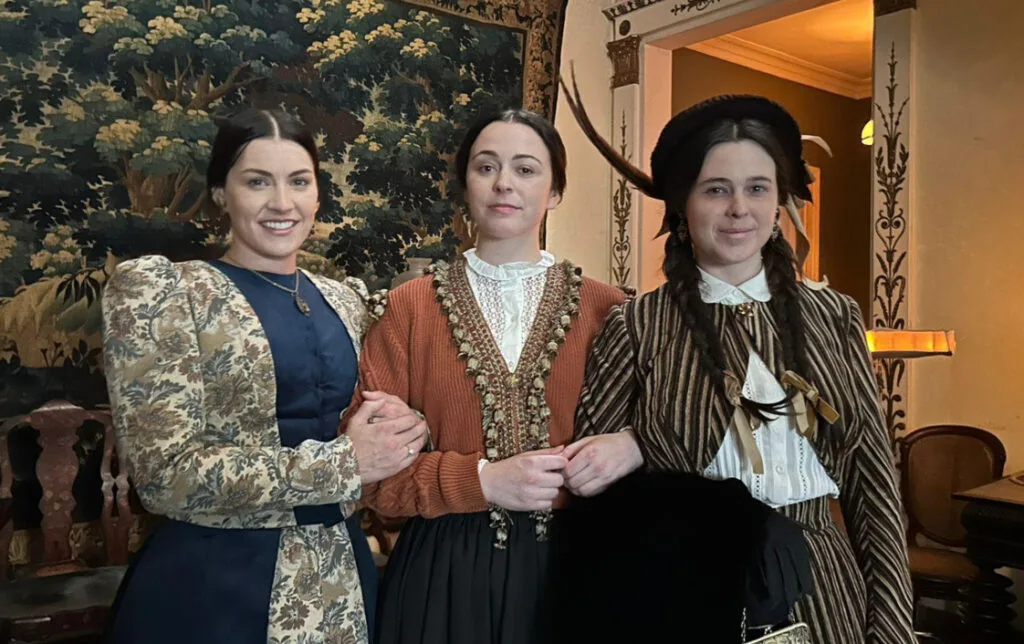 ‘The Fox Sisters’: Cena EXCLUSIVA do filme ESPÍRITA do diretor de ‘Nosso Lar’ sobre irmãs mediúnicas