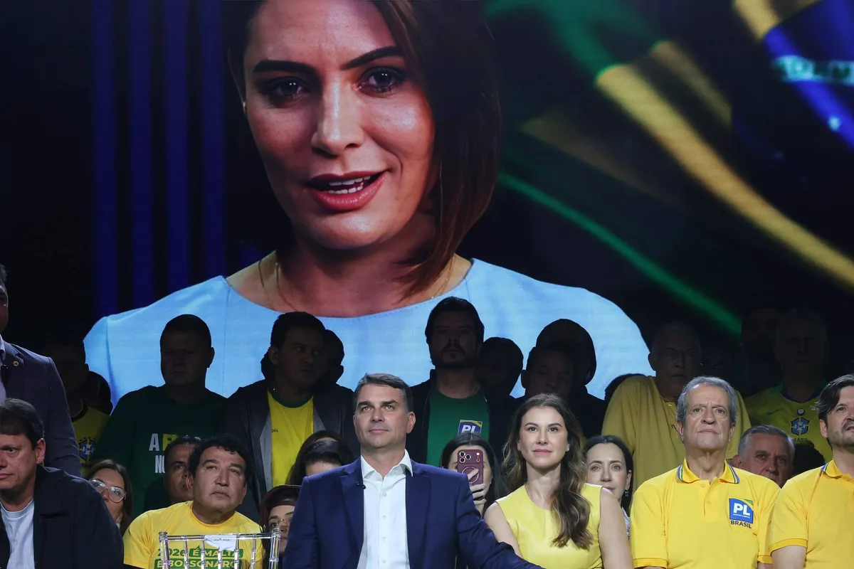 Costa Neto diz que Michelle “vai dar a eleição a Flávio Bolsonaro” e puxa coro em ato público; vídeo