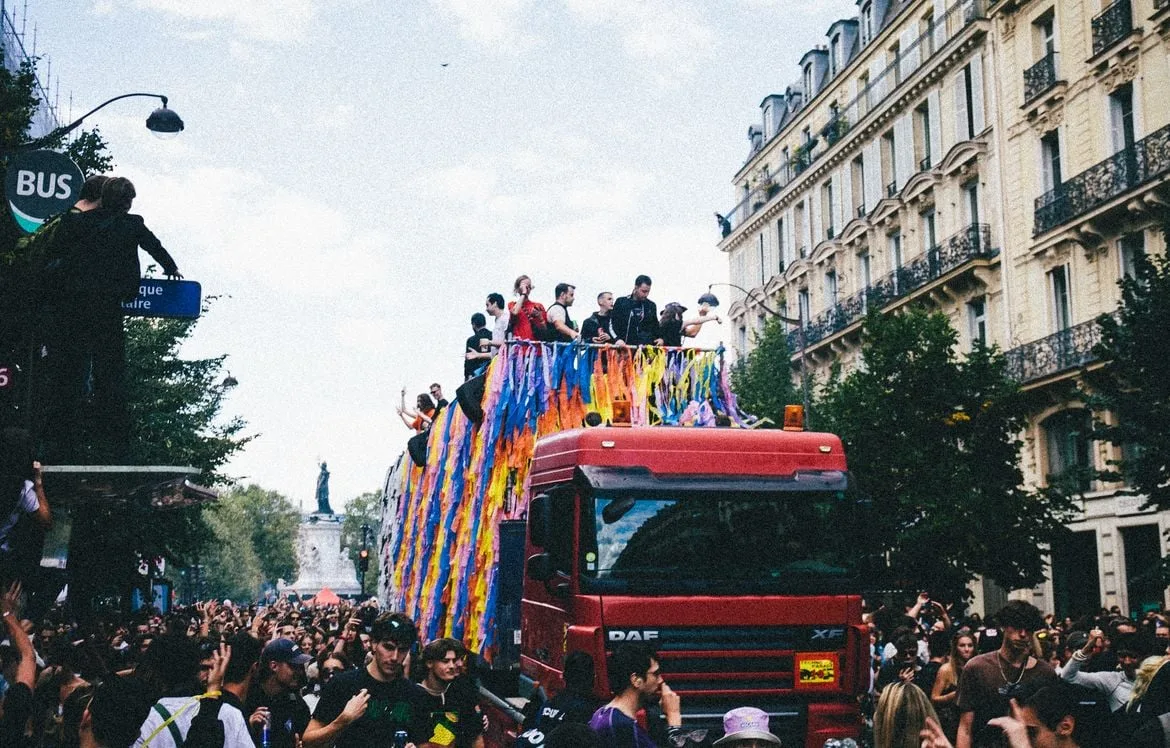 La Techno Parade de retour à Paris : Danser est-il devenu plus politique que jamais ?