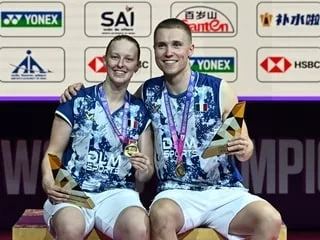 « On est sur le toit du monde » : champions du monde de badminton en double, Delphine Delrue et Thom Gicquel savourent
