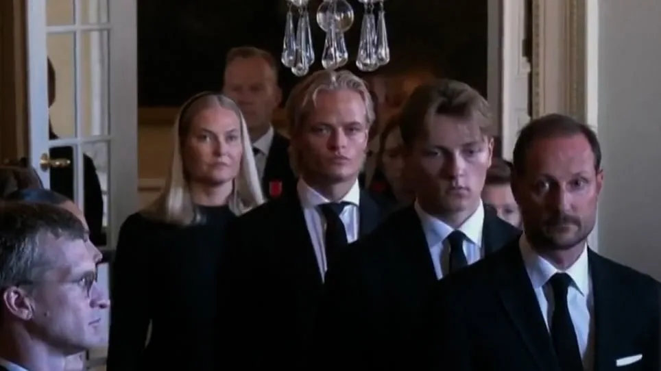 Trotz Hausarrest - Hier trägt Marius Høiby den Sarg von König Harald