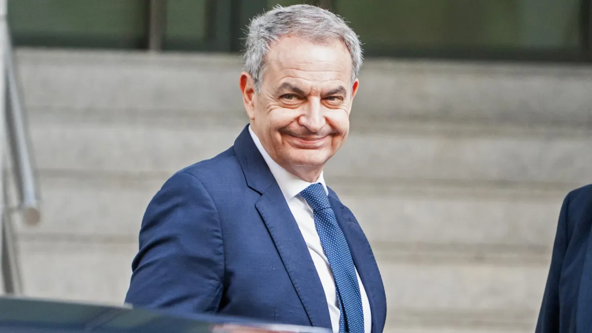 Un juzgado de Madrid investiga la filtración de mensajes personales de Zapatero en el 'caso Plus Ultra'