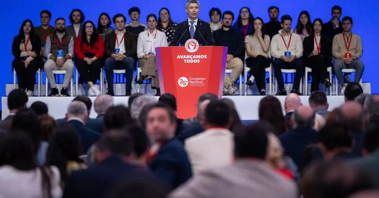 PS vê uma oportunidade e dois riscos no regresso de Passos