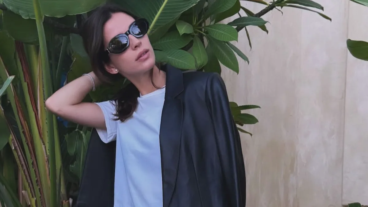 Sandra Gago derrocha estilo con una blazer efecto piel y vaqueros rectos para su escapada exprés a Marbella