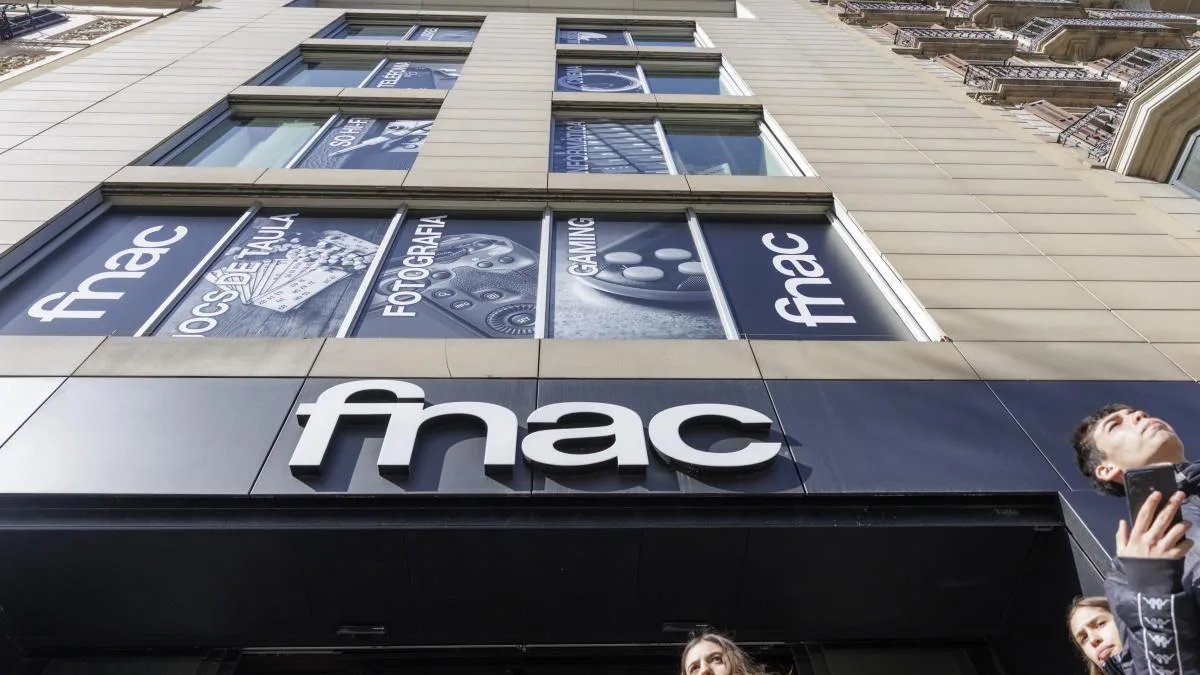 El incendio de un transformador eléctrico obliga a desalojar el FNAC de La Rambla
