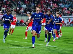 Halle ärgert Aufsteiger: Im Nachsitzen macht's Schalke im DFB-Pokal deutlich