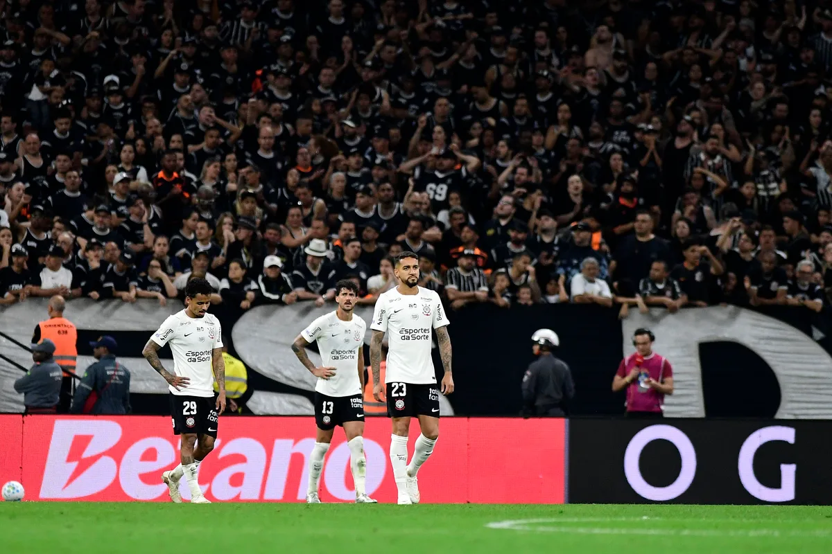 Corinthians é absolvido pelo STJD por arremesso de copos e invasão de campo contra o Cruzeiro