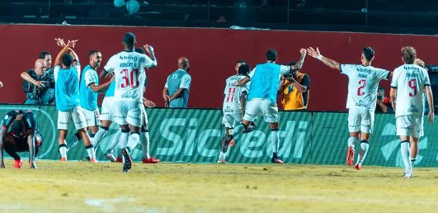 Vasco brilha no 2º tempo, derruba o Vitória e vai encarar Palmeiras na semi
