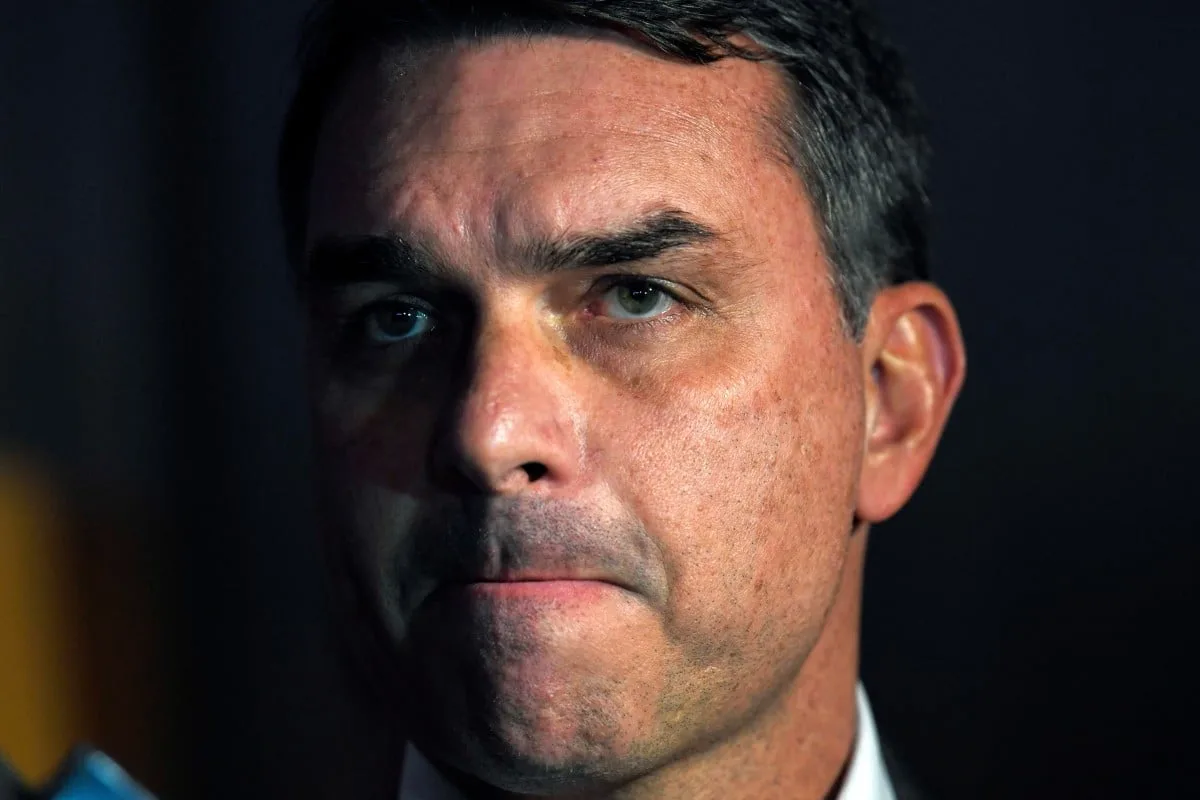 O que Flávio Bolsonaro falou sobre sua participação nos debates