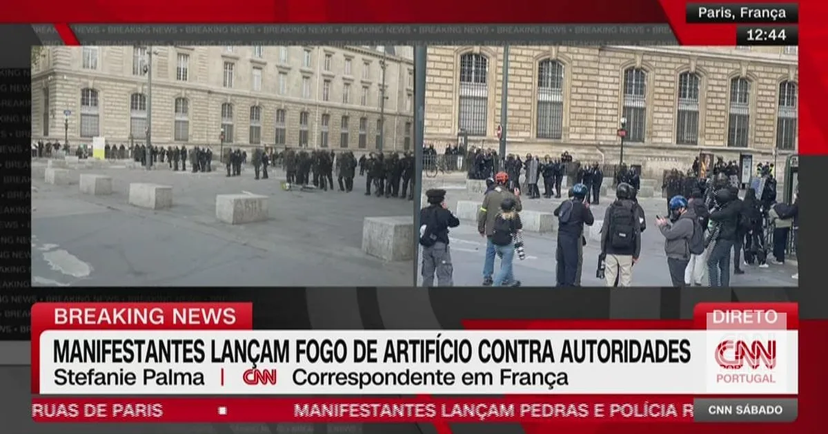 "É uma batalha campal". Manifestantes franceses lançam fogo de artifício contra autoridades. Polícia responde com gás lacrimogéneo