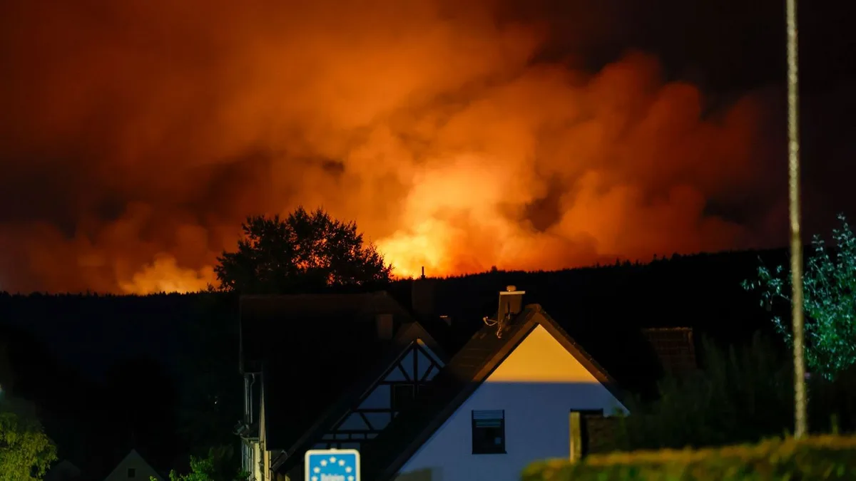 Feuerwehr im Großeinsatz: Flammen rücken auf Monschau zu – Evakuierung in der Eifel