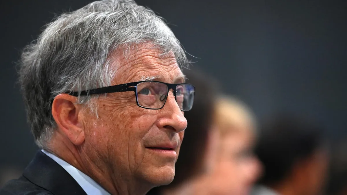 Bill Gates advirtió los riesgos de la IA: pérdida de empleos, ciberataques y reemplazo de relaciones humanas