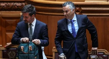 Ministro acusa Carneiro de ignorar problemas e PS diz que Governo desvalorizou falta de vagas