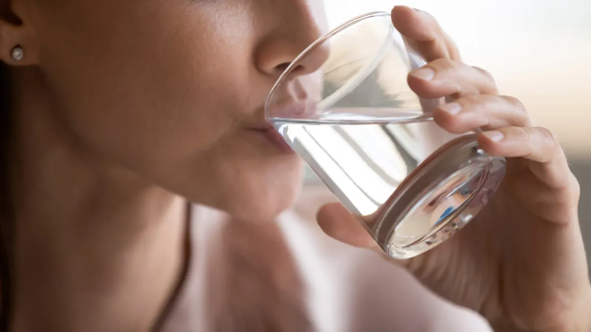 Los expertos coinciden: beber agua nada más levantarse regula los niveles de azúcar en sangre, entre otros beneficios