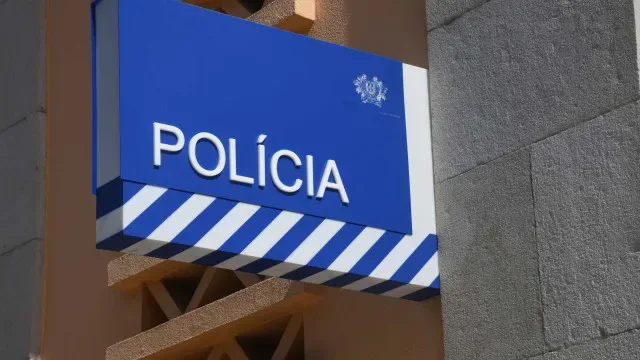 Adolescente de 17 anos detido após roubar telemóvel de 1.100€ em Lisboa