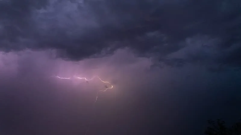 Orages dans le Var: plusieurs départs de feu recensés après des impacts de foudre, jusqu'à 80 mm de pluie enregistrés en 24h